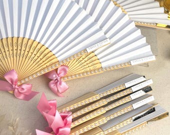 Éventail de douche nuptiale personnalisé avec perles, cadeau d'éventail en papier avec nom personnalisé, éventail d'invité élégant pour une célébration estivale