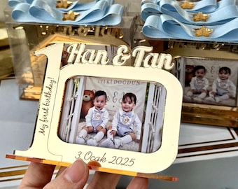 Cornice portafoto personalizzata per il primo compleanno – Un ricordo personalizzato in acrilico con nome, data e nastro.