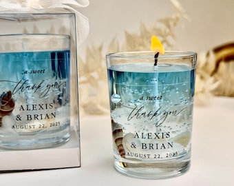 Vela de gel personalizada con conchas marinas: un elegante recuerdo para invitados a una boda en la playa.