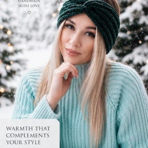 Op de afbeelding: Een vrouw draagt een donkergroene, handgemaakte gehaakte hoofdband. De hoofdband heeft een gedraaid ontwerp. De vrouw draagt een lichtblauwe trui. De tekst op de afbeelding luidt "Warmth that complements your style" en "Handmade Crochet Headband".