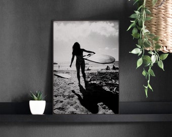 Surf Girl Print, Schwarz-Weiß Surf Foto, Vintage Surf Poster, Mädchen Surfing Poster, Strand Druckbare Wandkunst
