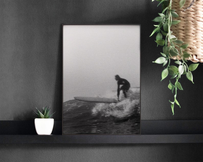 Schwarz-Weiß Surfing Prints, Vintage Surf Poster, Longboard Surfing Fotografie, Ozean Druck, Strand Dekor Bild 2