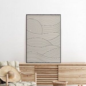 Pu&ograve; includere: Una stampa incorniciata nera con sfondo bianco e un design astratto in bianco e nero di linee ondulate e cerchi.