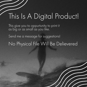 Pu&ograve; includere: Immagine in bianco e nero di una persona che fa surf su un'onda. Il testo "This Is A Digital Product!" &egrave; nella parte superiore dell'immagine. Il testo "This give you to opportunity to print it as big or as small as you like." &egrave; sotto la prima riga di testo. Il testo "Send me a message for suggestions!" &egrave; sotto la seconda riga di testo. Il testo "No Physical File Will Be Delievered" &egrave; nella parte inferiore dell'immagine.