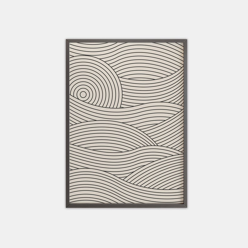 Pu&ograve; includere: Una stampa incorniciata con uno sfondo beige e un design astratto in bianco e nero di linee ondulate sovrapposte.