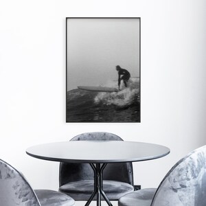 Schwarz-Weiß Surfing Prints, Vintage Surf Poster, Longboard Surfing Fotografie, Ozean Druck, Strand Dekor Bild 3