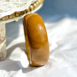 Bracelet jonc en agate de 67/64/62/58 mm ou de 2,64 à 2,23 po. Jaune moutarde subtile Zhanguo, pierre précieuse naturelle chakra de guérison