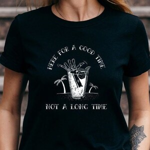 Divertente camicia di scheletro di Halloween, qui per un buon momento Tshirt, camicia di Halloween, regali spettrali, camicia da bere divertente per l'autunno