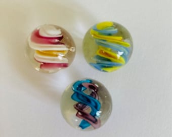 Sammlung von 3 x 16mm "Helter Skelter" Glasmurmeln."