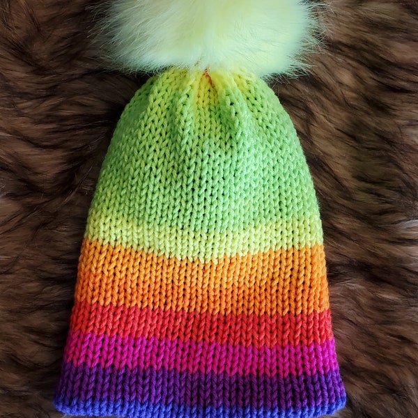 Gorro de invierno con chartreuse brillante Pom Pom, rayas brillantes a rayas de arco iris Colores del arco iris Gemelo malvado de Kayte-Did Tik Tok Beanie 1