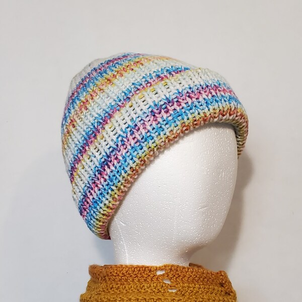 Double Knit Beanie, Winter Hat, I Love This Yarn Flapper Girl en una mezcla de encantadores colores azul, rosa, naranja y verde, listo para enviar