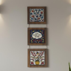 Palästinensische handbemalte Keramik-Wandkunst mit Olivenholzrahmen