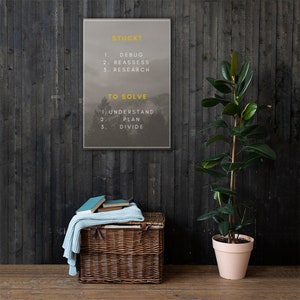 K&ouml;nnte beinhalten: Ein Motivationsposter mit einem nebligen Waldhintergrund. Der Text lautet "Feststecken? 1. Debuggen 2. Neubewerten 3. Recherchieren Um zu l&ouml;sen 1. Verstehen 2. Planen 3. Teilen"