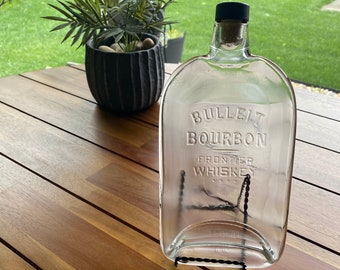 Recycelte Bulleit Bourbon Flaschen-Käsetablett: Abgeflachte Whisky-Platte