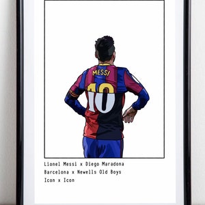 Pode incluir: Uma ilustração digital de Lionel Messi vestindo uma camisa de futebol vermelha e azul com o número 10 nas costas. O texto "MESSI" está impresso na camisa. O texto "Lionel Messi x Diego Maradona, Barcelona x Newells Old Boys, Icon x Icon" está impresso abaixo da imagem.