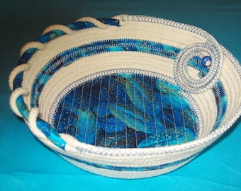 Cuenco de cuerda de tela con plumas azules: cesta enrollada, fabricado en Montana (23 x 7,6 cm)