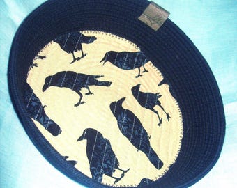 Cuenco de cuerda Raven: Cesta gótica de cuerda en espiral con forma de cuervo, hecha a mano en Montana.