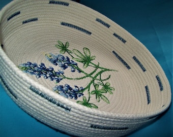 Cuenco de cuerda enrollada con altramuces de Montana bordados y flores de lupino azul de Texas. Cesta de cuerda hecha a mano. Regalo de estilo rústico.