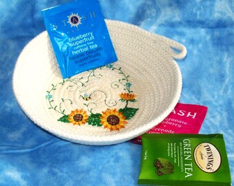 Bol de cuerda con girasoles bordados: pequeño plato para baratijas con abejas y flores.
