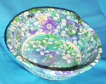 Bol pequeño forrado con tela y cuerda de batik floral.