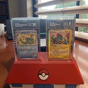 Pokemon Center Graderade Korthållare | Passar PSA & TAG Plattor | 3D-utskriven Pokemon TCG Hållare | Dubbel Platta Läkningsstation