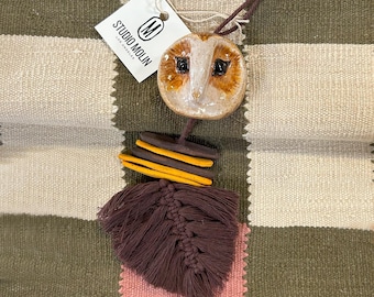 Eule Keramik Wandbehang, Makramee Feder Wandbehang, Wandskulptur, Keramik Wandkunst, Mixed Media Wandbehang, dekorative Wandkunst