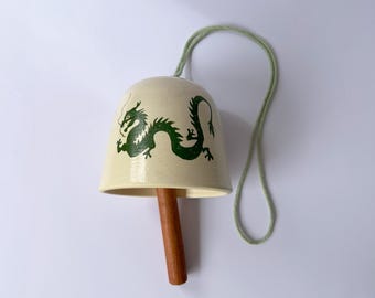 Keramik Glocke mit hölzernem Klöppel, handbemaltem Drachendesign