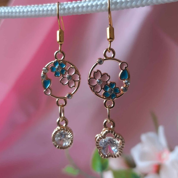 Goldfarbene Blumenkranz-Ohrringe mit rosa und blauen Blumen, asymmetrischem Glas Kristallanhänger