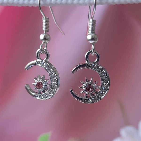 Silberne Ohrringe in Form eines Mondes mit Zirkoniasteinen und einem rosa Sternstein