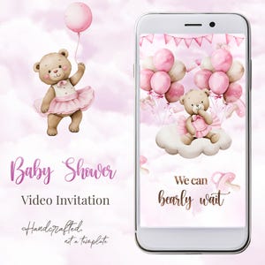 Może przedstawiać: Cyfrowe zaproszenie wideo na baby shower z akwarelową ilustracją misia w różowym tutu trzymającego balon. Zaproszenie zawiera tekst "Baby Shower Video Invitation" i "We can bearly wait."