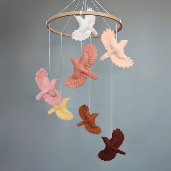 Móvil de pájaros de fieltro para la habitación del bebé, móvil de cuna personalizado con diseño de reyezuelo, decoración minimalista de pájaros para la habitación infantil, regalo para baby shower de futura mamá