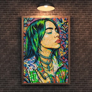 Op de afbeelding: Een ingelijst pop-artportret van een persoon met groen haar, gesloten ogen en een kruisvormige hanger. Het kunstwerk heeft een levendig kleurenpalet met graffiti-elementen en een houten lijst. Het portret wordt op een bakstenen muur getoond.