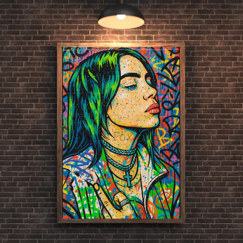Op de afbeelding: Een ingelijst pop-artportret van een persoon met groen haar, gesloten ogen en een kruisvormige hanger. Het kunstwerk heeft een levendig kleurenpalet met graffiti-elementen en een houten lijst. Het portret wordt op een bakstenen muur getoond.