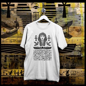 Koszulka z egipskim faraonem starożytne hieroglify kemetyczna wiedza egipt koszulka