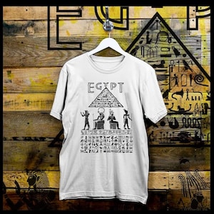 Koszulka z egipskim faraonem starożytne hieroglify kemetyczna wiedza egipt koszulka