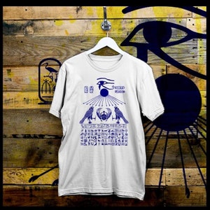 Koszulka z egipskim faraonem starożytne hieroglify kemetyczna wiedza egipt koszulka