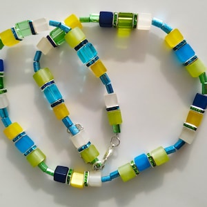 Collar Polaris verde-azul-amarillo y cubos de cristal