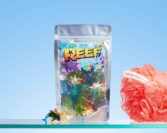 Reef Remix - Packung mit 30 unter dem Meer thematisierten Badeperlen. Delfine, Seeigel, Fische, Seesterne und Schildkröten. Retro Geschenk, Strumpffüller.