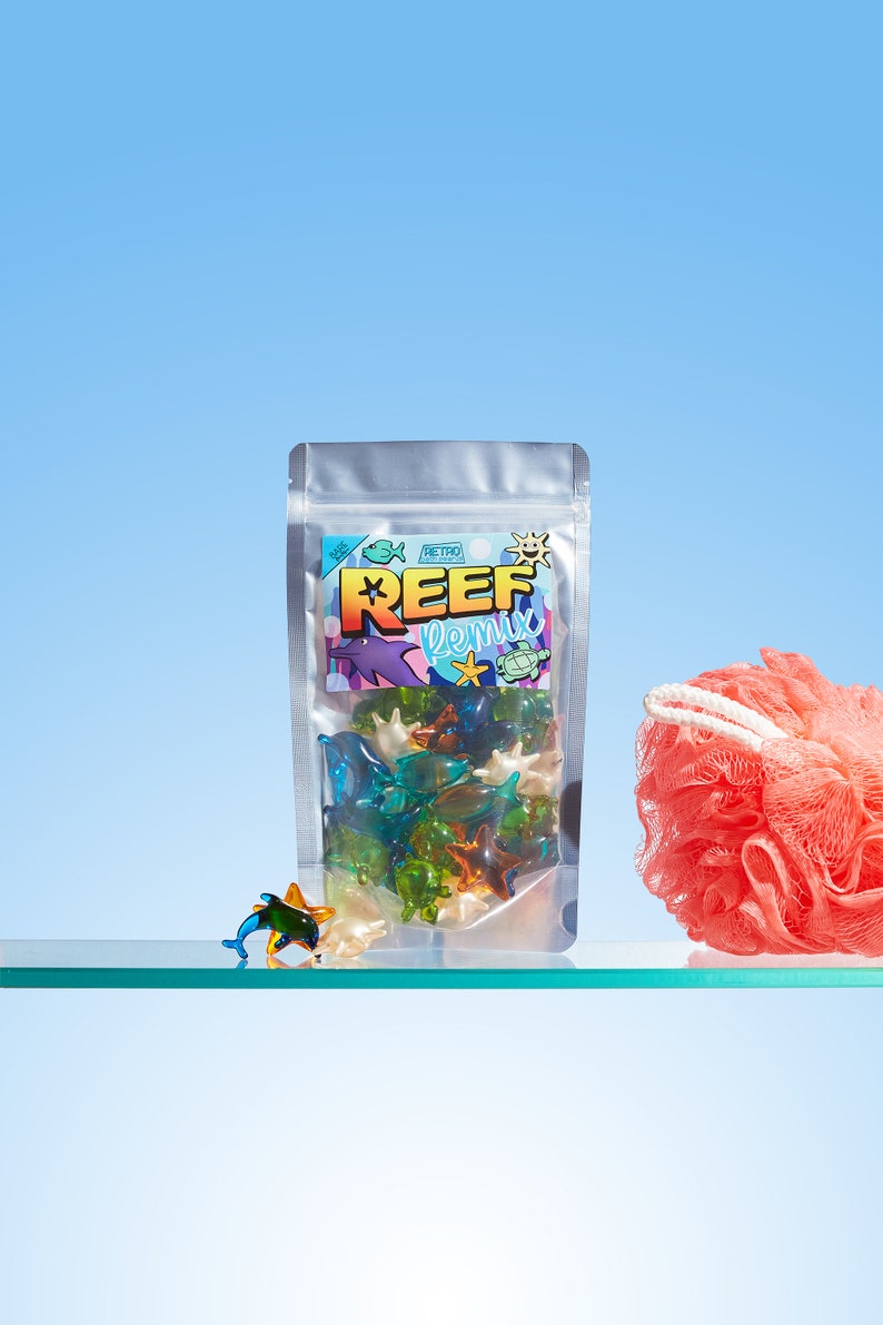 Reef Remix Packung mit 30 unter dem Meer thematisierten Badeperlen. Delfine, Seeigel, Fische, Seesterne und Schildkröten. Retro Geschenk, Strumpffüller. Bild 1