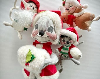 1992, Annalee Mouse, Christmas Mouse, Annalee Dolls  🎄 Annalee 1992 Christmas Mouse – Holding Two Bottle Brush Trees – Vintage main image 0