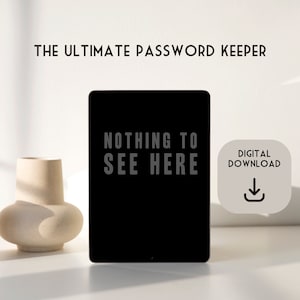 Pode incluir: Um tablet preto com o texto "NOTHING TO SEE HERE" em cinza. A frase "THE ULTIMATE PASSWORD KEEPER" está acima do tablet. Um ícone de download digital está à direita. Um vaso bege está à esquerda.