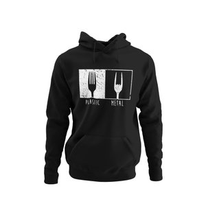Könnte beinhalten: Schwarzer Hoodie mit einer weißen Grafik von zwei Gabeln, eine mit der Aufschrift "Plastik" und die andere mit "Metall".