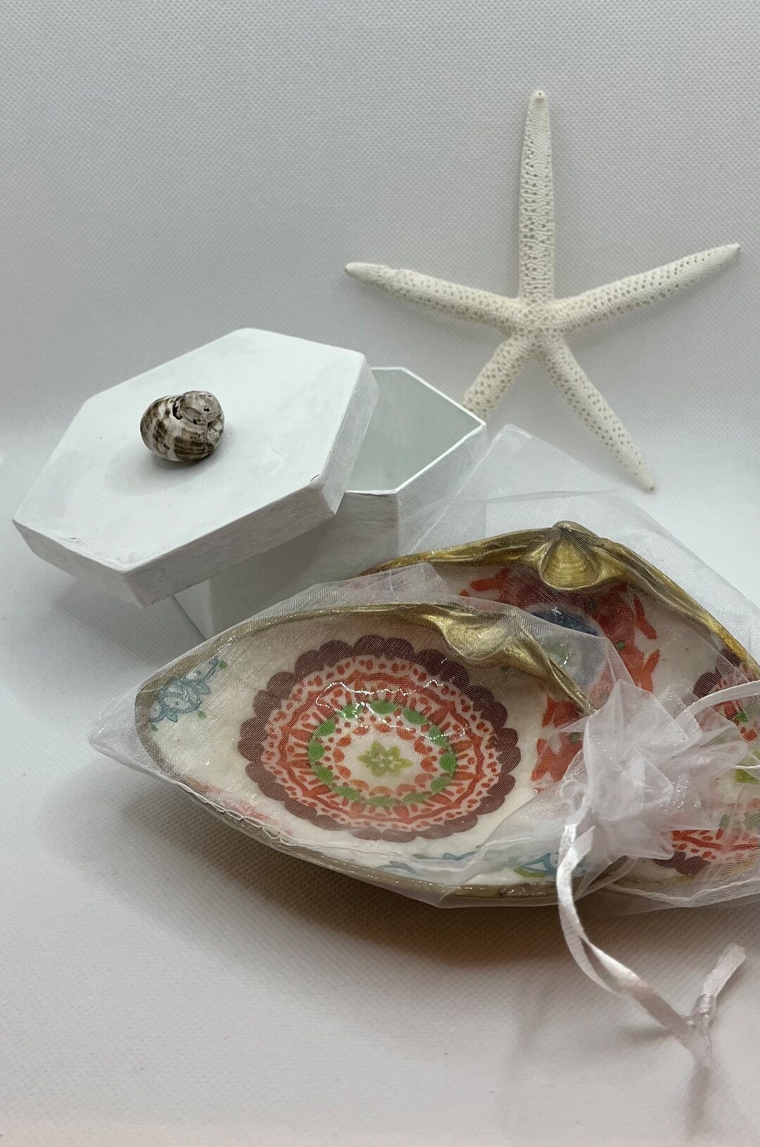 XL Clam Decoupage Trinket/jewelry Dish/shell Art Jewelry Dish/clam Shell Decor/personalized