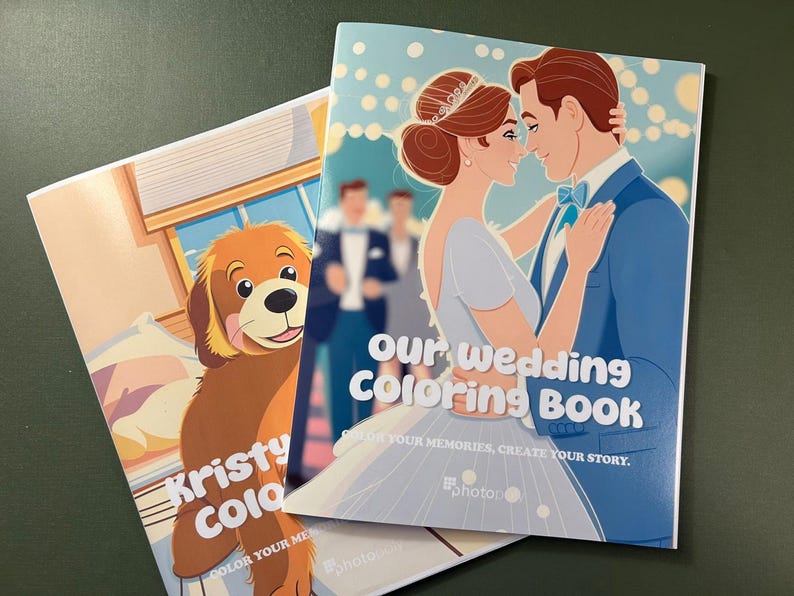 Może przedstawiać: Dwa kolorowanki, jedna z kresk&oacute;wkowym psem i tekstem "Kristy Colo", a druga z kresk&oacute;wkową parą i tekstem "Our Wedding Coloring Book".