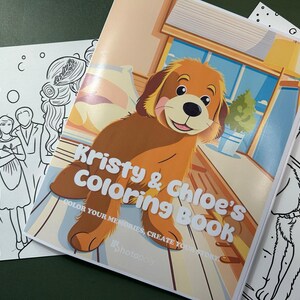 Może przedstawiać: Czarno-biała książka do kolorowania z psem na okładce. Książka nosi tytuł "Kristy & Chloe's Coloring Book" i zawiera tekst "Color your memories, create your story".