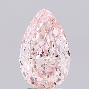 Puede incluir: Una piedra preciosa suelta en forma de pera con un tono rosa claro y una superficie facetada. La piedra presenta una parte superior puntiaguda y una base redondeada, mostrando numerosas facetas triangulares que reflejan la luz en su cuerpo.