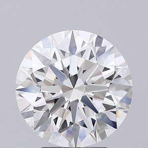 Può includere: Un diamante a taglio brillante rotondo caratterizzato da una complessa disposizione di faccette triangolari e a forma di aquilone. La pietra è incolore e trasparente, con un'elevata dispersione della luce e riflessi geometrici nitidi.