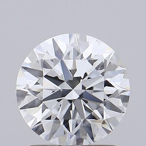 Könnte beinhalten: Ein rund geschliffener Diamant mit brillanten Facetten. Der farblose Edelstein reflektiert das Licht und erzeugt einen funkelnden Effekt. Die Facetten des Diamanten sind präzise geschliffen, um Brillanz und Feuer zu maximieren. Der Edelstein ist vor neutralem Hintergrund.