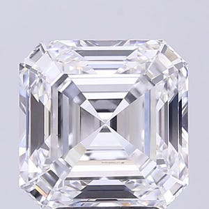Può includere: Primo piano di un diamante trasparente a taglio quadrato con molteplici sfaccettature. Il diamante è altamente riflettente, con angoli acuti e un aspetto luminoso e scintillante. Il taglio è simmetrico, mostrando la struttura interna e la brillantezza della gemma.
