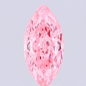 Puede incluir: Una gema rosa tallada en forma de marquesa. La gema tiene una forma alargada y puntiaguda con numerosas facetas que reflejan la luz. El color es un rosa suave y delicado, y la gema parece muy pulida.